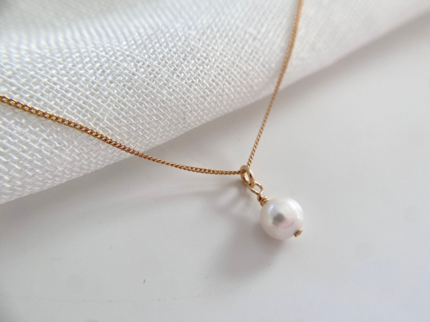 Gold pearl pendant necklace dainty