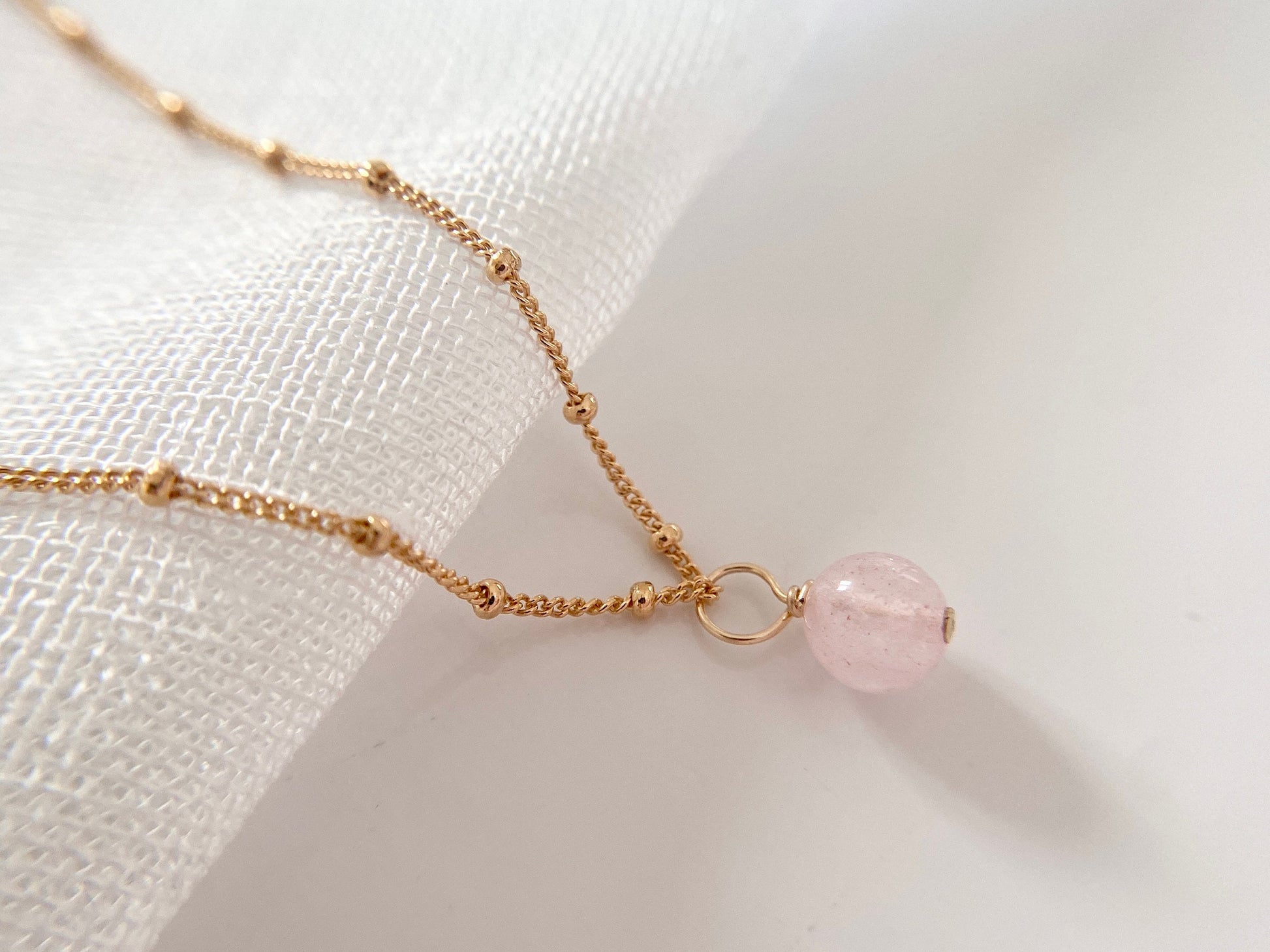 Rose quartz gold pendant necklace